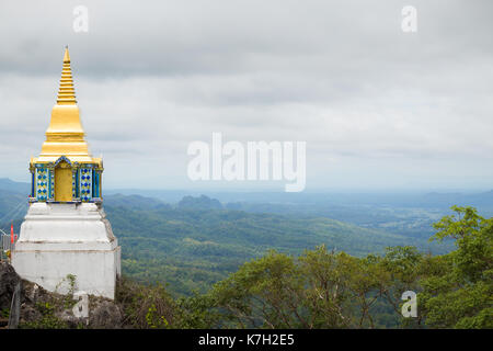 Temple de montagne magnifique à Lampang, au nord de la Thaïlande, invisible en Thaïlande, pagode en haut de la falaise de roche. Banque D'Images