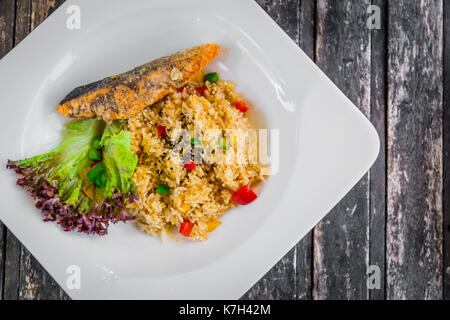 Nettoyer l'alimentation Alimentation saine cuisine riz frit avec légumes et poissons saumon au sésame pour le déjeuner prêt à manger sur fond de bois. Banque D'Images