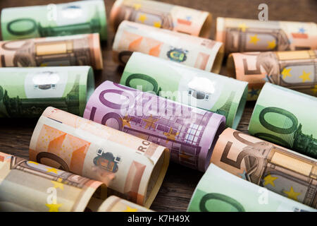 Close-up of a mis les billets en euros sur un bureau en bois Banque D'Images