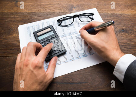 Close-up of businessman's hand le calcul de l'aide financière calculatrice Banque D'Images