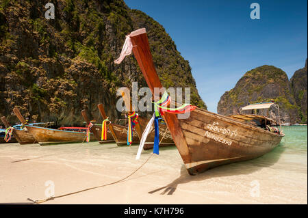 Bateaux à longue queue dans la baie de maya, les îles Phi Phi, en Thaïlande. Banque D'Images