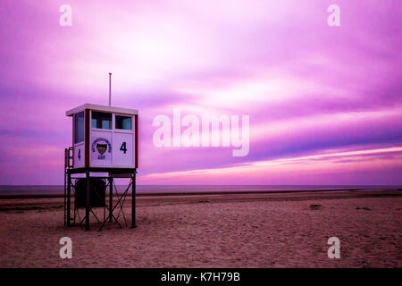 Tour life savers sur la plage sur la mer du Nord, l'île de juist Frise orientale, en Allemagne, en Europe, dans la lumière après le coucher du soleil spectaculaire. Banque D'Images