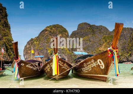 Bateaux à longue queue dans la baie de maya, les îles Phi Phi, en Thaïlande. Banque D'Images