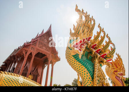 Nagas à neuf têtes colorés protégeant l'entrée du temple de bois de Teak Wat Ao Noi, Prachuap Khiri Khan, Thaïlande, Asie du Sud-est Banque D'Images