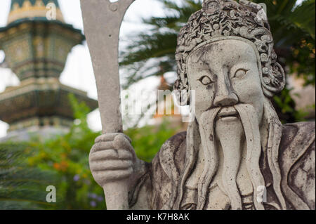 Statue du gardien chinois à Wat Phra Kaew (Temple du Bouddha d'Émeraude). Le Grand Palais, Phra Nakhon, Bangkok, Thaïlande Banque D'Images