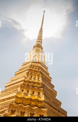 Magnifique Chedi doré orné au Wat Phra Kaew (Temple du Bouddha d'émeraude). Le Grand Palais, Phra Nakhon, Bangkok, Thaïlande Banque D'Images