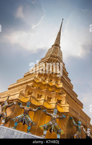 Magnifique Chedi doré orné avec des gardiens mythiques de démon autour de la base. Wat Phra Kaew (Temple du Bouddha d'Émeraude), le Grand Palais, Thaïlande Banque D'Images