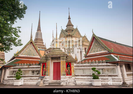 Temple avec Stupa ancien, porte d'entrée, pagodes et Phra Mondop à Wat Phra Chetuphon (Wat Pho; Temple du Bouddha RecDoubing), Bangkok, Thaïlande Banque D'Images