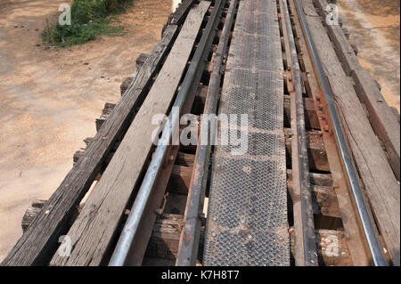 Vue rapprochée des voies ferrées du pont de la rivière Kwai. Kanchanaburi, Thaïlande Banque D'Images