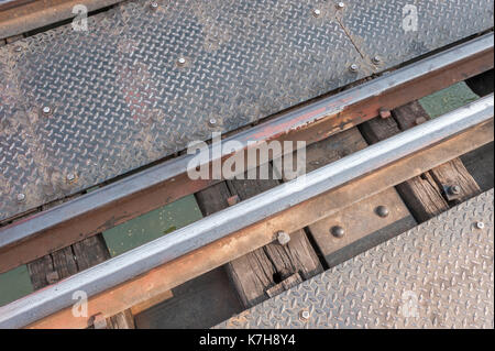 Vue rapprochée des voies ferrées du pont de la rivière Kwai. Kanchanaburi, Thaïlande Banque D'Images