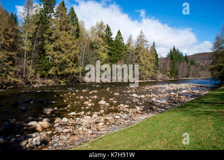 Une vue de la rivière Dee à Balmoral Castle estate, aberdeenshire, Scotland Banque D'Images