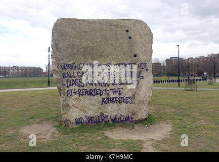 La photo Doit Être Créditée ©Alpha Press 065630 20/03/2016 UN slogan lit, Avertissement, Hipsters fonctionnent ici, les jeux de balle et d'autres jeux de classe ouvrière seront sneyés et rapportés aux autorités!, Bad spellers bienvenue. Sur le rocher géant pour l'escalade dans Shoreditch Park, au sud de Hackney, Londres. Banque D'Images