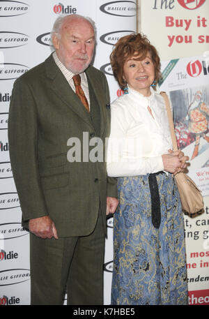 La photo Doit Être Créditée ©Kate Green/Alpha Press 079965 02/02/2016 Timothy West et Prunella Balances aux Oldie of the Year Awards 2016 qui se sont tenus à Simpsons dans le Strand à Londres. Banque D'Images