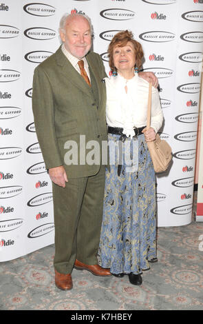 La photo Doit Être Créditée ©Kate Green/Alpha Press 079965 02/02/2016 Timothy West et Prunella Balances aux Oldie of the Year Awards 2016 qui se sont tenus à Simpsons dans le Strand à Londres. Banque D'Images