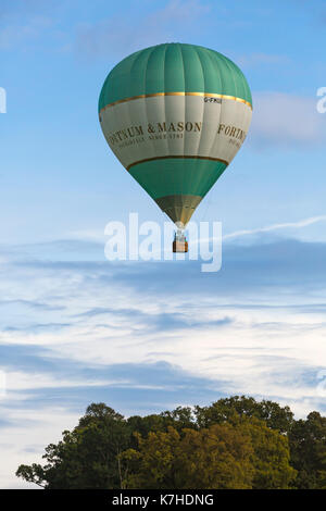 Longleat Wiltshire, UK. 15 septembre 2017. Une journée mixte de température n'est pas dissuader les visiteurs appréciant le ciel Safari montgolfières à Longleat. Fortnum & Mason montgolfière dans le ciel et les nuages au-dessus des arbres. Credit : Carolyn Jenkins/Alamy Live News Banque D'Images