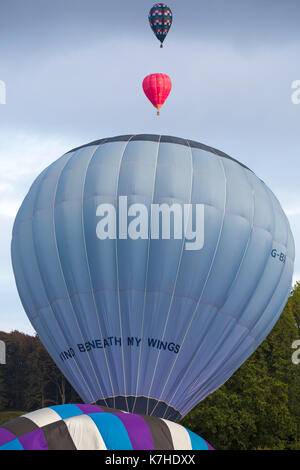 Longleat Wiltshire, UK. 15 septembre 2017. Une journée mixte de température n'est pas dissuader les visiteurs appréciant le ciel Safari montgolfières à Longleat. Ballons à air chaud qui monte dans le ciel. Credit : Carolyn Jenkins/Alamy Live News Banque D'Images