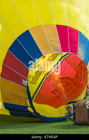 Longleat Wiltshire, UK. 15 septembre 2017. Une journée mixte de température n'est pas dissuader les visiteurs appréciant le ciel Safari montgolfières à Longleat. Ballon à air chaud jaune sur le terrain étant gonflés montrant panier, les flammes et les brûleurs. Credit : Carolyn Jenkins/Alamy Live News Banque D'Images