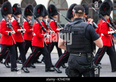 Windsor, Royaume-Uni. 16 Septembre, 2017. Thames Valley Police mis en œuvre d'une augmentation du nombre de policiers armés en service à Windsor pour la cérémonie de la relève de la garde au château de Windsor en réponse à la montée de la terreur de niveau de menace grave à la critique par le Joint Terrorism Analysis Centre après la tentative d'attentat à la bombe à Parsons Green. Credit : Mark Kerrison/Alamy Live News Banque D'Images