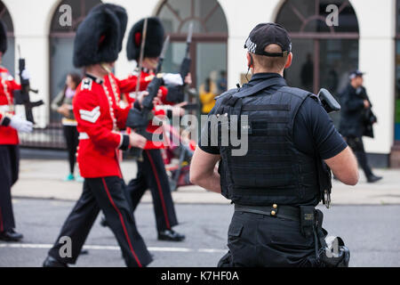 Windsor, Royaume-Uni. 16 Septembre, 2017. Thames Valley Police mis en œuvre d'une augmentation du nombre de policiers armés en service à Windsor pour la cérémonie de la relève de la garde au château de Windsor en réponse à la montée de la terreur de niveau de menace grave à la critique par le Joint Terrorism Analysis Centre après la tentative d'attentat à la bombe à Parsons Green. Credit : Mark Kerrison/Alamy Live News Banque D'Images