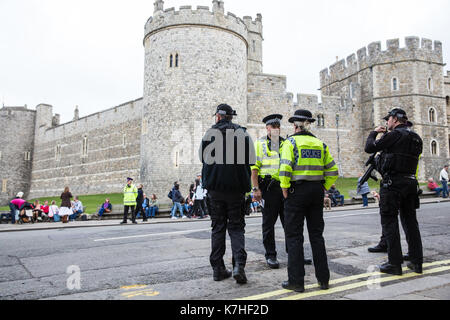 Windsor, Royaume-Uni. 16 Septembre, 2017. Thames Valley Police mis en œuvre d'une augmentation du nombre de policiers armés en service à Windsor pour la cérémonie de la relève de la garde au château de Windsor en réponse à la montée de la terreur de niveau de menace grave à la critique par le Joint Terrorism Analysis Centre après la tentative d'attentat à la bombe à Parsons Green. Credit : Mark Kerrison/Alamy Live News Banque D'Images