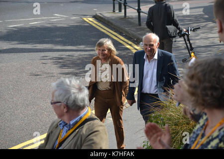 Vince cable chef du parti libéral démocrate arrive à la conférence d'automne à Bournemouth avec sa femme Rachel, et seront accueillis par des militants du parti Banque D'Images