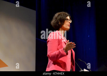 Layla moran - obsession de tableaux de classement d'étouffer futures layla moran donne premier discours au congrès democta libéral depuis son élection comme député d'oxford à l'ouest et d'abingdon. Elle s'attaque au tableau de classement de la culture affirme qu'il est dommageable d'écoles plutôt que de les aider. Banque D'Images