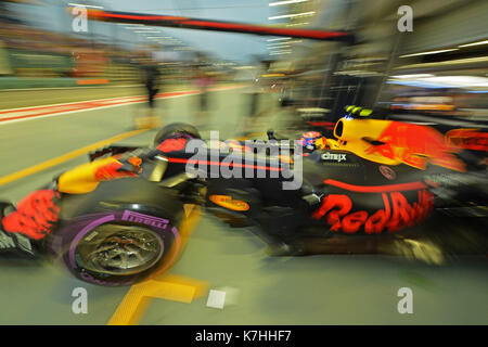 Singapour. 16 sep, 2017. red bull racing pilote néerlandais de TAG Heuer max verstappen durs au cours de la troisième session de la pratique de la formule un grand prix de Singapour à Singapour sur sept. 16, 2017. max verstappen a affiché le meilleur temps avec 1:41,829 dans la finale et finale de l'avant la pratique de se qualifier plus tard samedi. crédit : puis chih wey/Xinhua/Alamy live news Banque D'Images