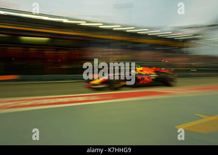 Singapour. 16 sep, 2017. red bull racing pilote néerlandais de TAG Heuer max verstappen durs au cours de la troisième session de la pratique de la formule un grand prix de Singapour à Singapour sur sept. 16, 2017. max verstappen a affiché le meilleur temps avec 1:41,829 dans la finale et finale de l'avant la pratique de se qualifier plus tard samedi. crédit : puis chih wey/Xinhua/Alamy live news Banque D'Images