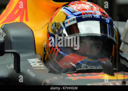 Singapour. 16 sep, 2017. red bull racing pilote néerlandais de TAG Heuer max verstappen semble sur la pratique au cours de la troisième session de la formule un grand prix de Singapour à Singapour sur sept. 16, 2017. max verstappen a affiché le meilleur temps avec 1:41,829 dans la finale et finale de l'avant la pratique de se qualifier plus tard samedi. crédit : puis chih wey/Xinhua/Alamy live news Banque D'Images