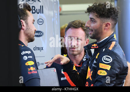 Singapour. Sep 16, 2017 Red Bull Racing. Tag Heuer's Australian daniel ricciardo (r) parle comme red bull racing team principal christian horner (c) regarde dans le puits au cours de la troisième session de la pratique de la formule un grand prix de Singapour à Singapour sur sept. 16, 2017. crédit : puis chih wey/Xinhua/Alamy live news Banque D'Images