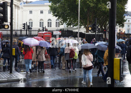 London,UK,16 Septembre 2017,dans la soudaine averse lourde Strand, Londres envoie des gens pour couvrir fringant un samedi après-midi.©Keith Larby/Alamy Live News Banque D'Images