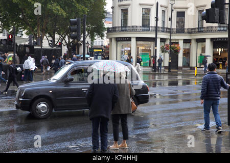 London,UK,16 Septembre 2017,dans la soudaine averse lourde Strand, Londres envoie des gens pour couvrir fringant un samedi après-midi.©Keith Larby/Alamy Live News Banque D'Images