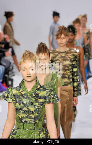 Londres, Royaume-Uni. 16 septembre 2017. Présenter des modèles un regard de Rira Sugawara's 'Dans la vie' collection à la mode du Scoutisme à Covent Garden, l'un des nombreux endroits hébergeant London Fashion Week SS18. Crédit : Stephen Chung / Alamy Live News Banque D'Images