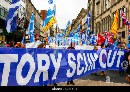 La fusion de plusieurs groupes indépendantistes,'Scotland the Brave" et "Les ailes de l'Ecosse' totalisant environ 750 en nombre, a tenu un rassemblement politique à Glasgow, à commencer par une marche à travers le centre ville et enfin rencontre avec le Pro-Independence «Groupe socialiste l'espoir sur la peur", pour des discours et des chansons à George Square. Sur la promenade à travers Glasgow, les marcheurs ont été confrontés par Pro-Unionist groupes 'une force pour le bien' et 'Scotland' dans l'Union dans la rue Union qui brandissaient Union Jacks et crie son soutien pour le "non" qui a été le résultat de l'indépendance 2014 Consulter Banque D'Images