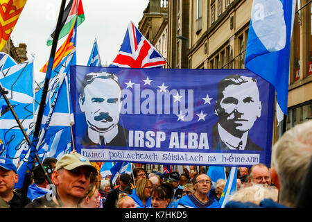 La fusion de plusieurs groupes indépendantistes,'Scotland the Brave" et "Les ailes de l'Ecosse' totalisant environ 750 en nombre, a tenu un rassemblement politique à Glasgow, à commencer par une marche à travers le centre ville et enfin rencontre avec le Pro-Independence «Groupe socialiste l'espoir sur la peur", pour des discours et des chansons à George Square. Sur la promenade à travers Glasgow, les marcheurs ont été confrontés par Pro-Unionist groupes 'une force pour le bien' et 'Scotland' dans l'Union dans la rue Union qui brandissaient Union Jacks et crie son soutien pour le "non" qui a été le résultat de l'indépendance 2014 Consulter Banque D'Images