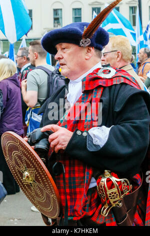 La fusion de plusieurs groupes indépendantistes,'Scotland the Brave" et "Les ailes de l'Ecosse' totalisant environ 750 en nombre, a tenu un rassemblement politique à Glasgow, à commencer par une marche à travers le centre ville et enfin rencontre avec le Pro-Independence «Groupe socialiste l'espoir sur la peur", pour des discours et des chansons à George Square. Sur la promenade à travers Glasgow, les marcheurs ont été confrontés par Pro-Unionist groupes 'une force pour le bien' et 'Scotland' dans l'Union dans la rue Union qui brandissaient Union Jacks et crie son soutien pour le "non" qui a été le résultat de l'indépendance 2014 Consulter Banque D'Images