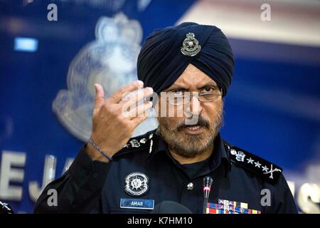 Kuala Lumpur, Malaisie. 16 sep, 2017. Le chef de la police de Kuala lumpur amar singh Ishar Singh parle aux médias à Kuala Lumpur, Malaisie, sur sept. 16, 2017 adolescentes. sept suspects ont été arrêtés dans le cadre de l'incendie dans une école religieuse qui a tué 23 personnes, principalement des étudiants, a déclaré samedi la police malaisienne. crédit : chong chung voon/Xinhua/Alamy live news Banque D'Images