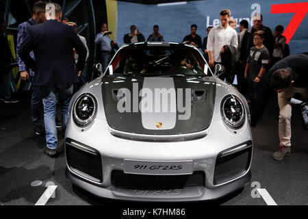 Francfort, Allemagne. 15 septembre 2017. Le constructeur automobile allemand porsche présente la nouvelle Porsche 911 GT2 rs voiture de sport hautes performances à la 67. aai. le 67. internationale automobil-ausstellung (IAA de Francfort est à plus de 1 000 exposants l'un des plus grands salons automobiles au monde. Le salon est ouvert pour le public en général à partir de la 16e jusqu'au 24 septembre. Banque D'Images