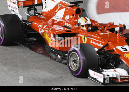 Singapour. 16 sep, 2017. ferrari's pilote allemand Sebastian Vettel durs pendant la séance de qualifications de la formule un grand prix de Singapour à Singapour sur sept. 16, 2017. crédit : puis chih wey/Xinhua/Alamy live news Banque D'Images