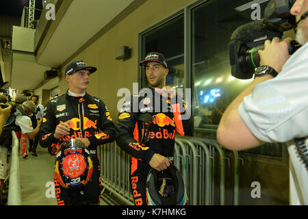 Singapour. 16 sep, 2017. red bull racing pilote néerlandais de TAG Heuer max verstappen (l) parle avec son coéquipier Daniel ricciardo australienne après la séance de qualifications de la formule un grand prix de Singapour à Singapour sur sept. 16, 2017. crédit : puis chih wey/Xinhua/Alamy live news Banque D'Images