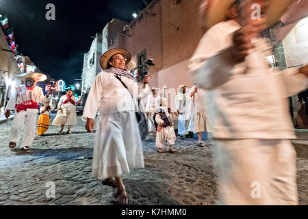 Des acteurs paysagers costumés tiennent une procession de flambeau à travers le quartier historique pendant la première journée de célébrations marquant la Journée de l'indépendance mexicaine connue sous le nom de Cry of Dolores le 15 septembre 2017 à San Miguel de Allende, Mexique. Banque D'Images