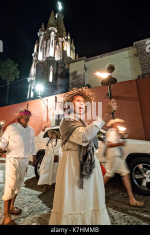 Des réacteurs paysagers costumés tiennent une procession de flambeau devant l'église ornementée Parroquia de San Miguel Arc‡ngel pendant la première journée de célébrations marquant la Journée de l'indépendance mexicaine connue sous le nom de Cry of Dolores le 15 septembre 2017 à San Miguel de Allende, Mexique. Banque D'Images