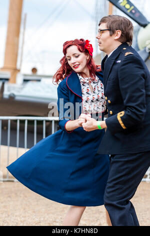 Young couple dancing dans les années 1950, les vêtements. La femme en bleu jupe et veste, l'homme en uniforme d'officier de la Marine royale, au cours de l'hommage aux années 40 populaires week-end à Cran-gevrier. Banque D'Images