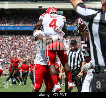 16 septembre 2017 : Louisiana-Lafayette Ragin Cajuns d'utiliser de nouveau Jordan Wright (4) célèbre après avoir marqué sur une passe de touché de 1 verges avant la mi-temps au cours de la NCAA football match entre l'Louisiana-Lafayette Ragin Cajuns et la Texas A&M Aggies à Kyle Field à College Station, TX ; John Glaser/CSM. Banque D'Images