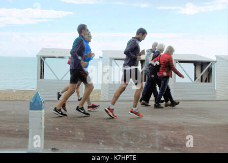 Weymouth, Royaume-Uni. 16 septembre 2017 - tous continuer à marcher , malgré les fortes averses de pluie qui est arrivé dans l'après-midi crédit : Stuart fretwell/Alamy live news Banque D'Images