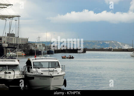 Weymouth, Royaume-Uni. 16 septembre 2017- le port ferry-boat ligne rend le passage sous un ciel menaçant crédit : Stuart fretwell/Alamy live news Banque D'Images