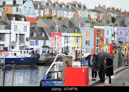 Weymouth, Royaume-Uni. 16 septembre 2017 - les gens à tirer le meilleur parti d'une averse mais chaleureux jour crédit : Stuart fretwell/Alamy live news Banque D'Images