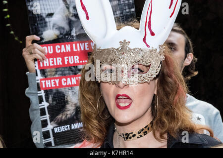 Londres 16 septembre 2017, les manifestants de sapin sur le mars Gareth Pugh lfw17 présentation à la bfi imax crédit : Ian Davidson/Alamy live news Banque D'Images