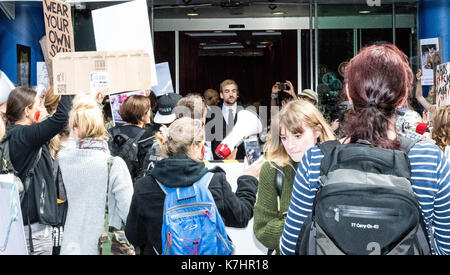 Londres 16 septembre 2017, le piquetage des manifestants anti fourrure Gareth Pugh lfw17 présentation à la bfi imax manifestants ont bloqué l'entrée de l'événement crédit : Ian Davidson/Alamy live news Banque D'Images