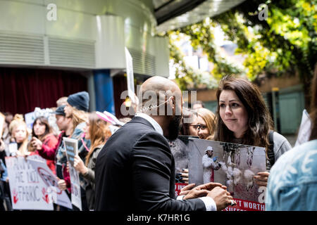 Londres 16 septembre 2017, le piquetage des manifestants anti fourrure Gareth Pugh lfw17 présentation à la bfi imax le personnel de sécurité a tenté en vain de se déplacer loin des manifestants crédit : Ian Davidson/Alamy live news Banque D'Images